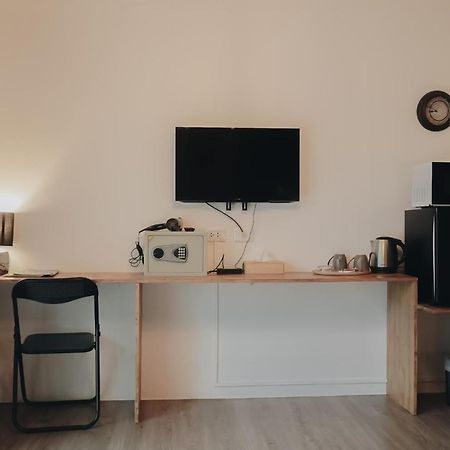Thira House Hotel Karon Bagian luar foto